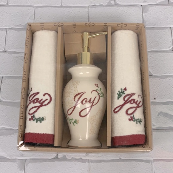 BHG Christmas Soap pump and towel set New in box Creme red Holly design - Picture 1 of 8
